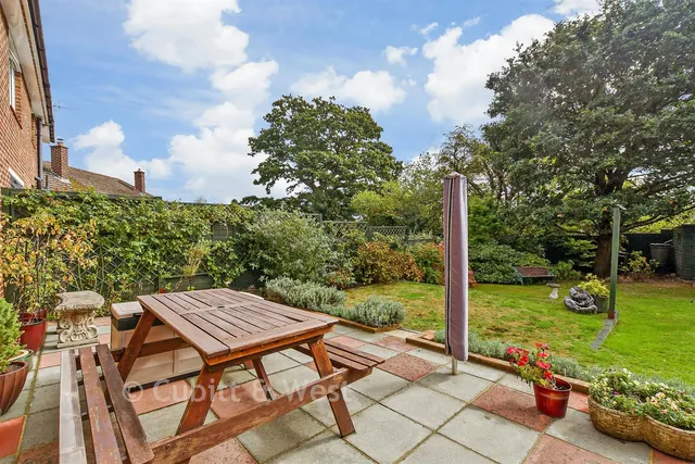 Blackthorn Road, Reigate, RH2, photo 2