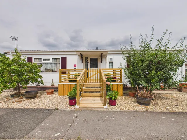 Photo 2 — Laburnum Rise, Crookham Common, RG19