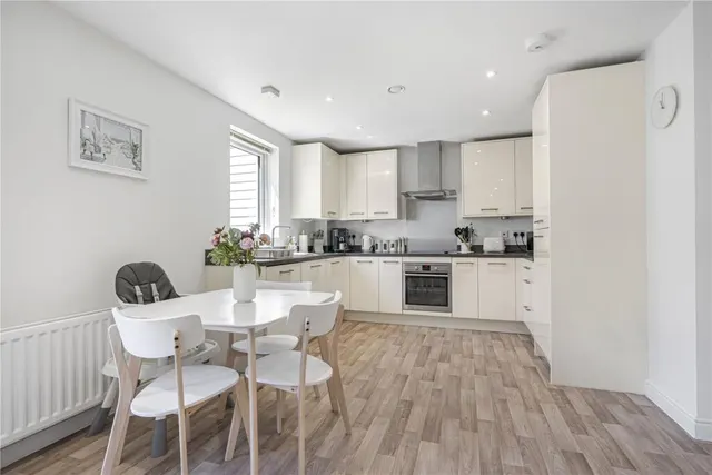 Hawker Drive, Addlestone, KT15, photo 3