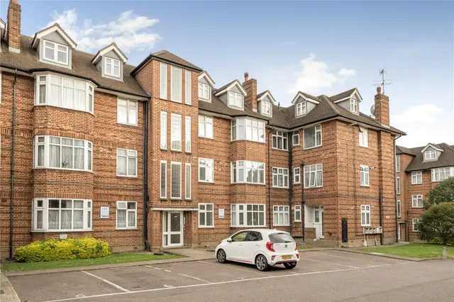 Oakleigh Road North, London, N20 0RX, photo 1