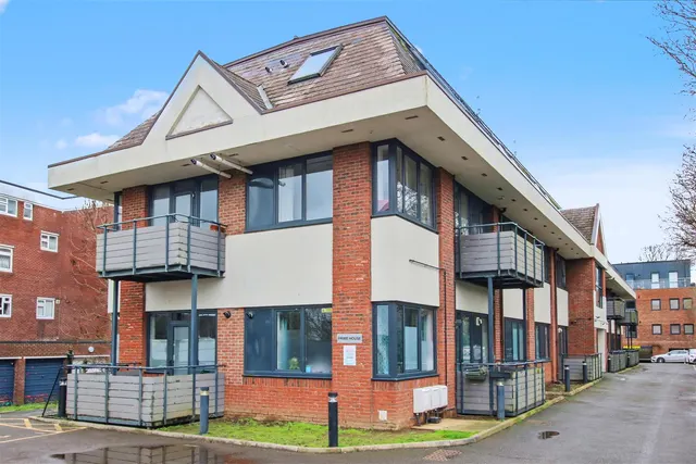 Challenge Court, Leatherhead, KT22, photo 1
