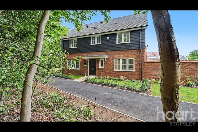 Molyneaux Avenue, Bovingdon Village, HP3, photo 3