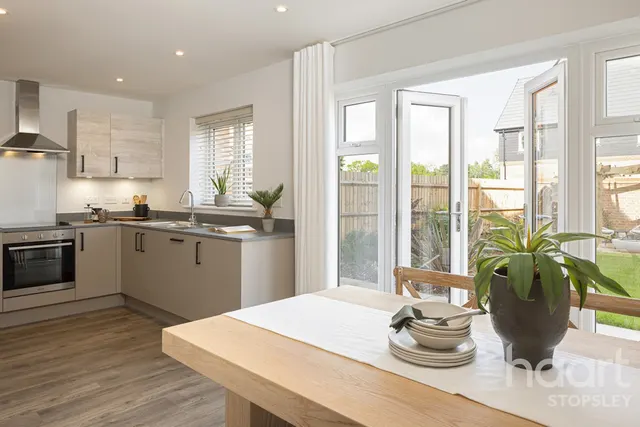 Molyneaux Avenue, Bovingdon Village, HP3, photo 1