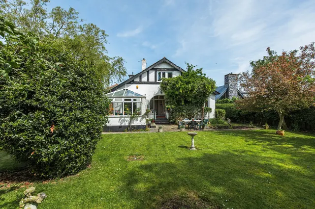 Spacious Six-Bed Home with Sea Views, photo 1