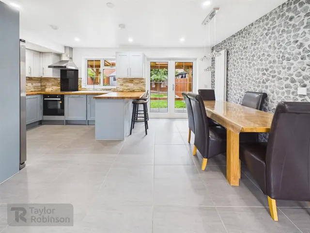 St Hildas Close, Pound Hill, RH10, photo 3