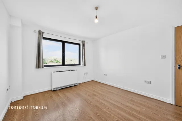 Balham High Road, London, SW17, photo 3