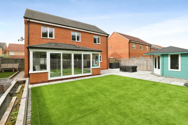 Photo 2 — Sherwood Drive, Thorpe Willoughby, Selby