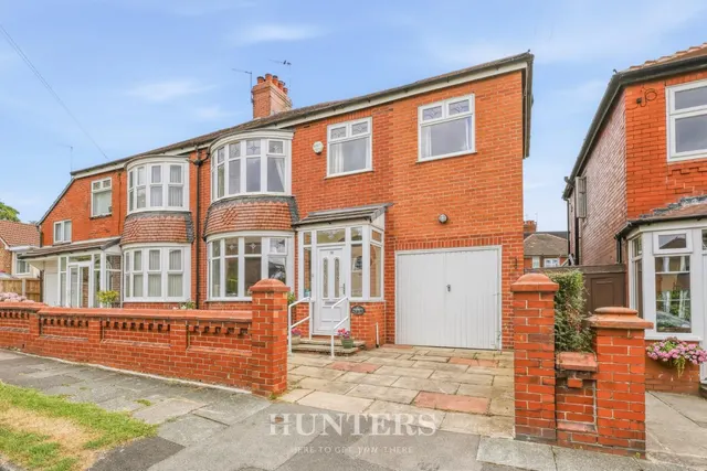 Hall Drive, Woodside, M24, photo 1