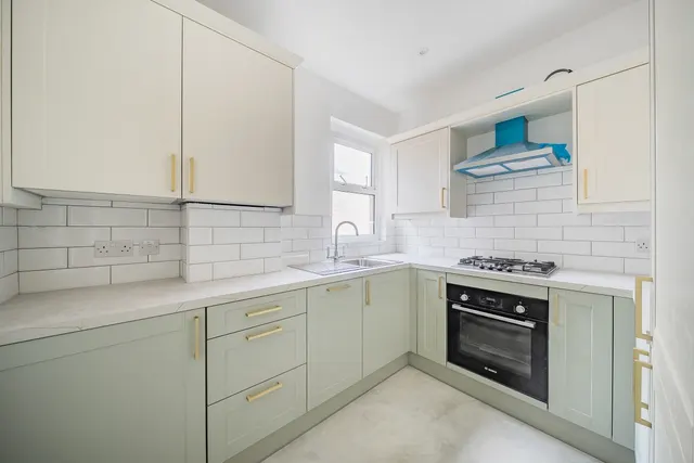Huntingdon Road, London, N2, photo 3
