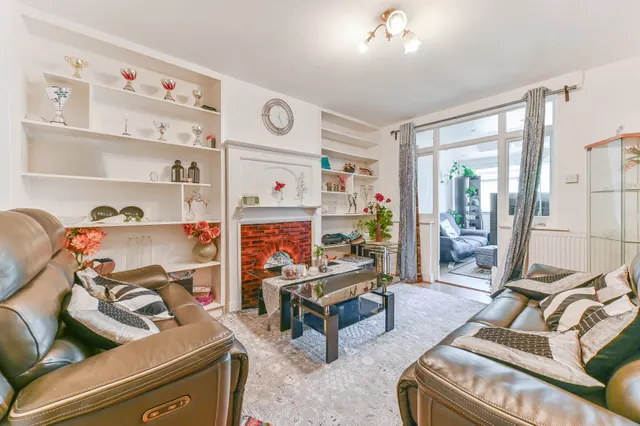 Photo 2 — 16 Brickfield Road, Thornton Heath