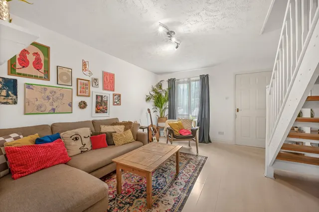 Hanover Avenue, London, E16, photo 1