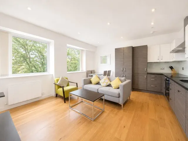 Clayton Road, Hayes, UB3, photo 2