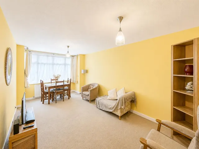 Staines Road, Hounslow, TW4, photo 1