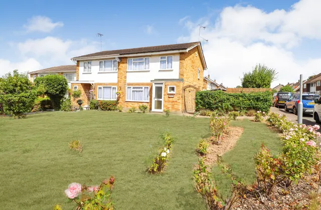 3 bedroom house — Hambro Hill, Rayleigh, Essex, SS6 9NH