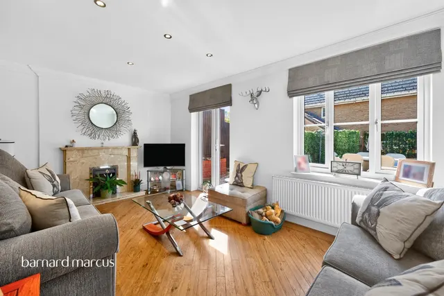 Halton Close, London, N11, photo 1