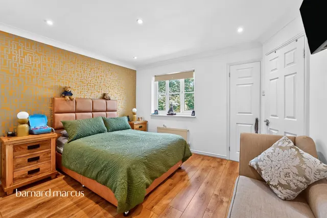 Halton Close, London, N11, photo 2