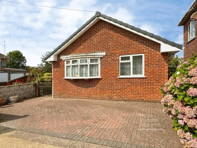 Ash Road, Newport, PO30, photo 1