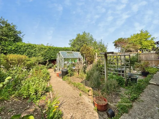 Ash Road, Newport, PO30, photo 2
