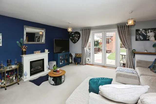 Gloucester Drive, Sarisbury Green, SO31, photo 3