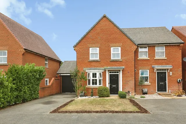 Gloucester Drive, Sarisbury Green, SO31, photo 1