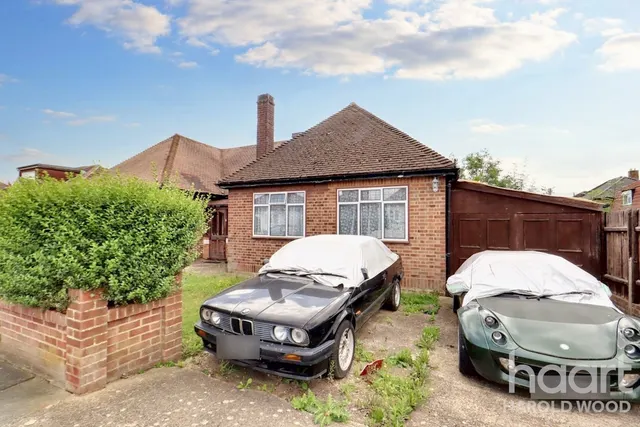 Harrow Crescent, Harold Hill, RM3, photo 1