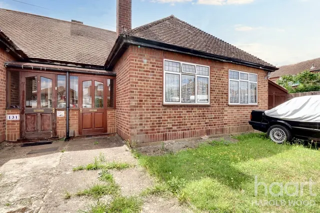 Harrow Crescent, Harold Hill, RM3, photo 2