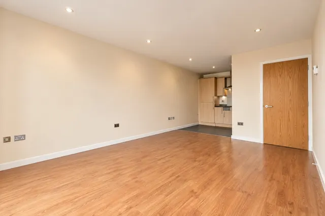 Whippendell Road, Watford, WD18, photo 3