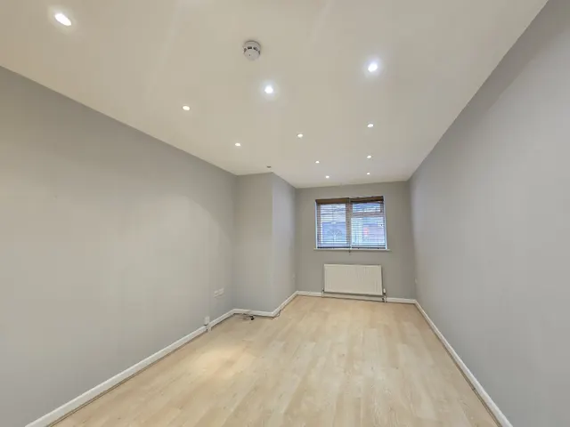 Finchley Road, Golders Green, NW11, photo 1