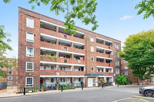Meadow Road, London, photo 1