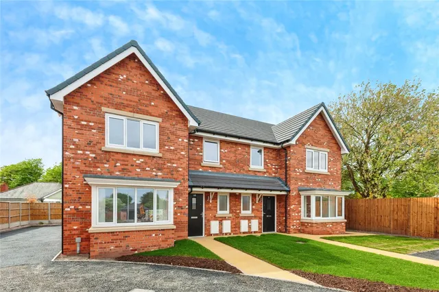 Halis Court, Hale Village, L24, photo 1