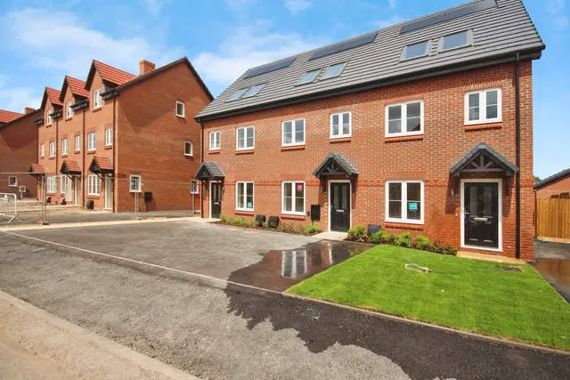 Photo 2 — 44 Meadow House Drive, Coventry, CV4