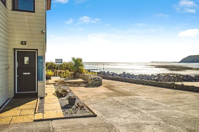 Ferryside, SA17, photo 1