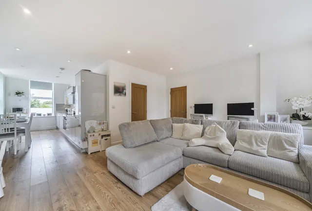 Photo 3 — Elmcroft Road, Orpington, BR6 0FG