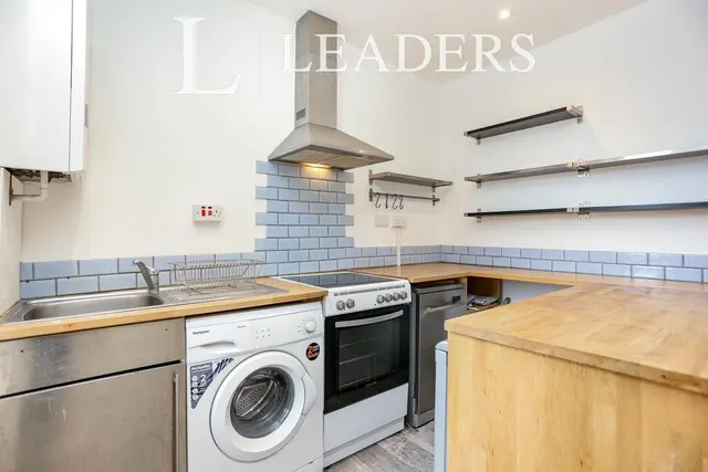 Coldharbour Lane, London, SW9, photo 3