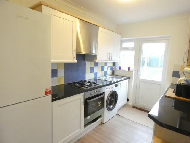 Greenford Avenue, London, W7, photo 1