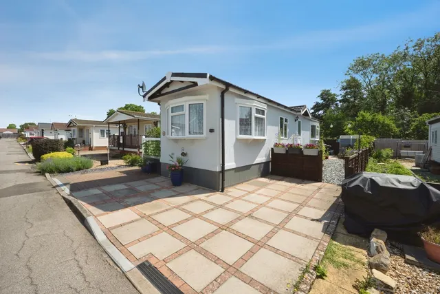 Folly Park, High Street, Clapham, Bedford, MK41, photo 1