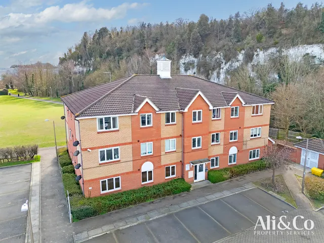 Frobisher Gardens, Chafford Hundred, Essex, RM16 6EY, photo 1