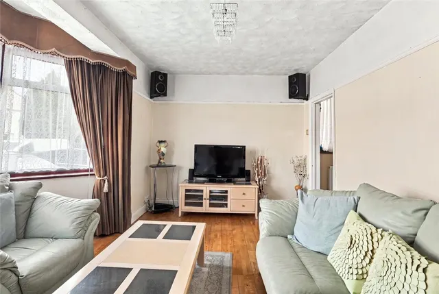 Devonia Gardens, London, N18, photo 2