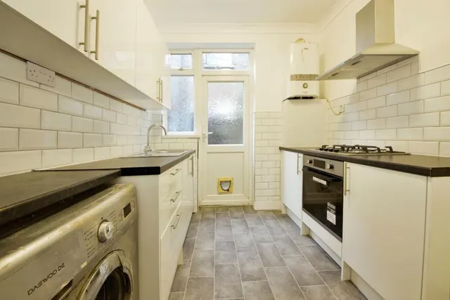 Lea Bridge Road, Leyton, E10, photo 1