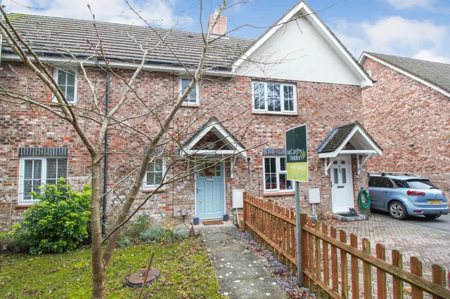 Lyndhurst Road, Fleet, GU51 1EH, photo 1