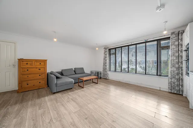 Frenchaye, Addlestone, KT15, photo 2