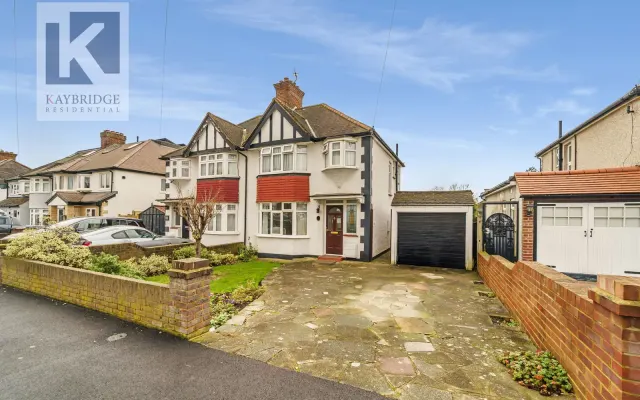 Walsingham Gardens, Epsom, KT19, photo 1
