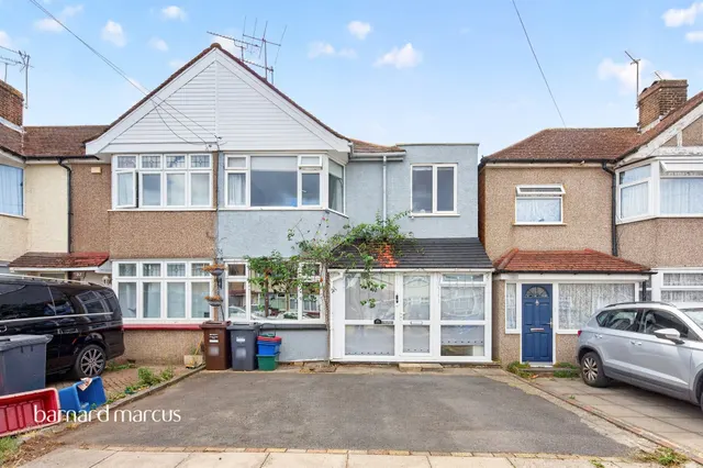 Hanover Avenue, Feltham, photo 1