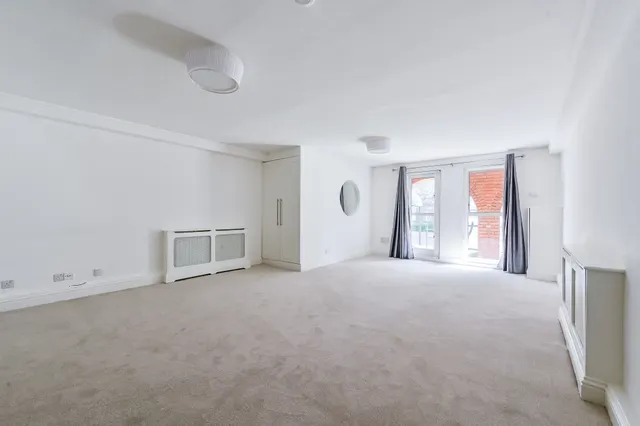 Photo 2 — Flat 1 La Residence, 38a Marlborough Place, London
