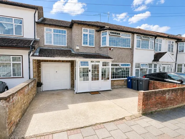 End Terrace, Southall, UB1, photo 1