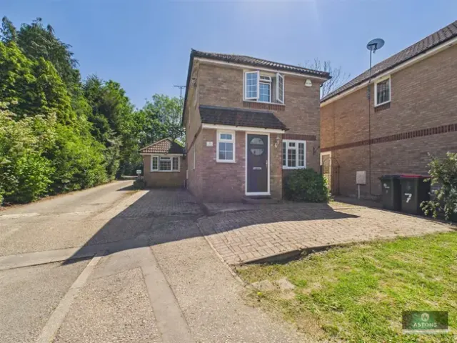 Tinsley Close, Three Bridges