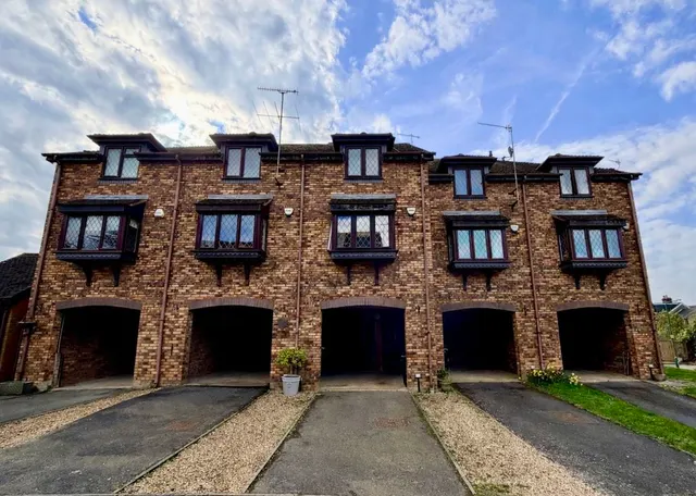 Groves Close, Bourne End SL8 5JP, photo 1