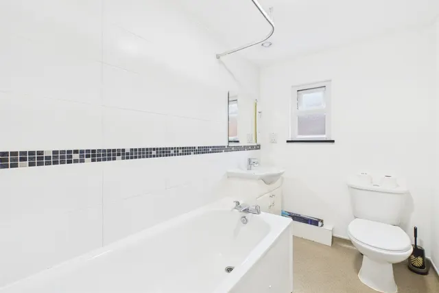 Photo 3 — 5 Clifton Road, London, Greater London, SE25 6NL