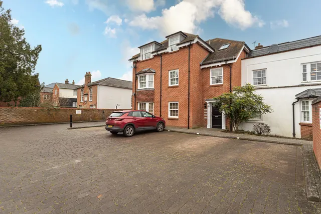 Barnwells Court High Street, Hartley Wintney, Hook, RG27 8AY, photo 1