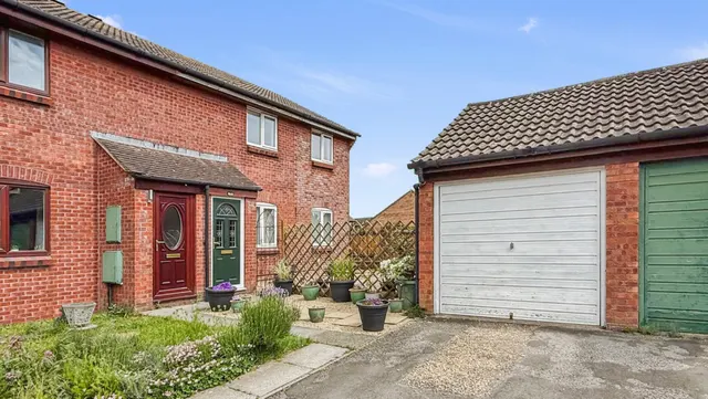 Phipps Close, Westbury, photo 1